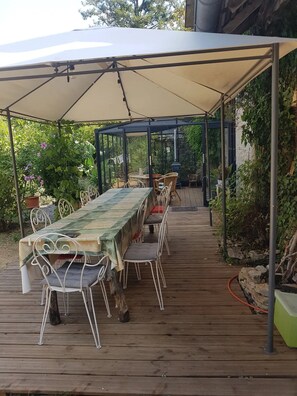 Outdoor dining - Le Tonnelier – Charming House with Pool in the Heart of Quercy (Limogne-en-Quercy)