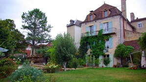A two-story house with a garden in front. - Le Tonnelier – Charming House with Pool in the Heart of Quercy (Limogne-en-Quercy)