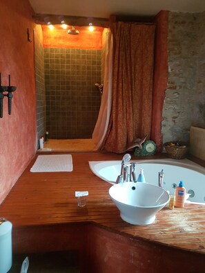 Douche, articles de toilette gratuits, sèche-cheveux