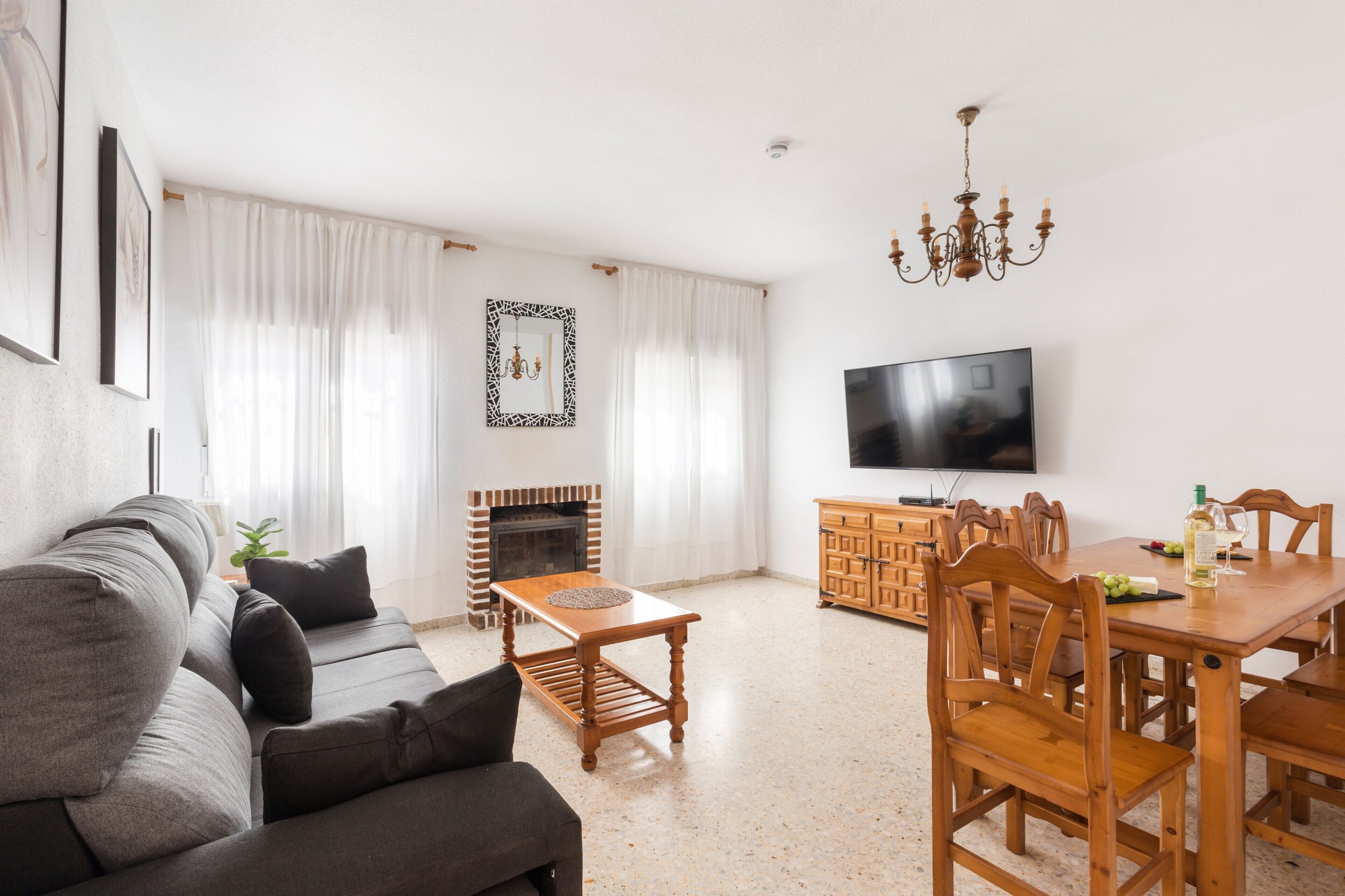 Télévision, cheminée, table de tennis de table