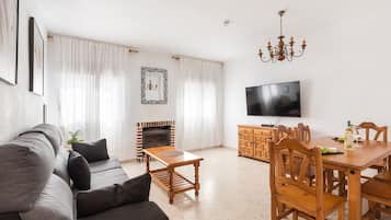 Télévision, cheminée, table de tennis de table