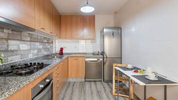 Jääkaappi, mikroaaltouuni, uuni, liesi