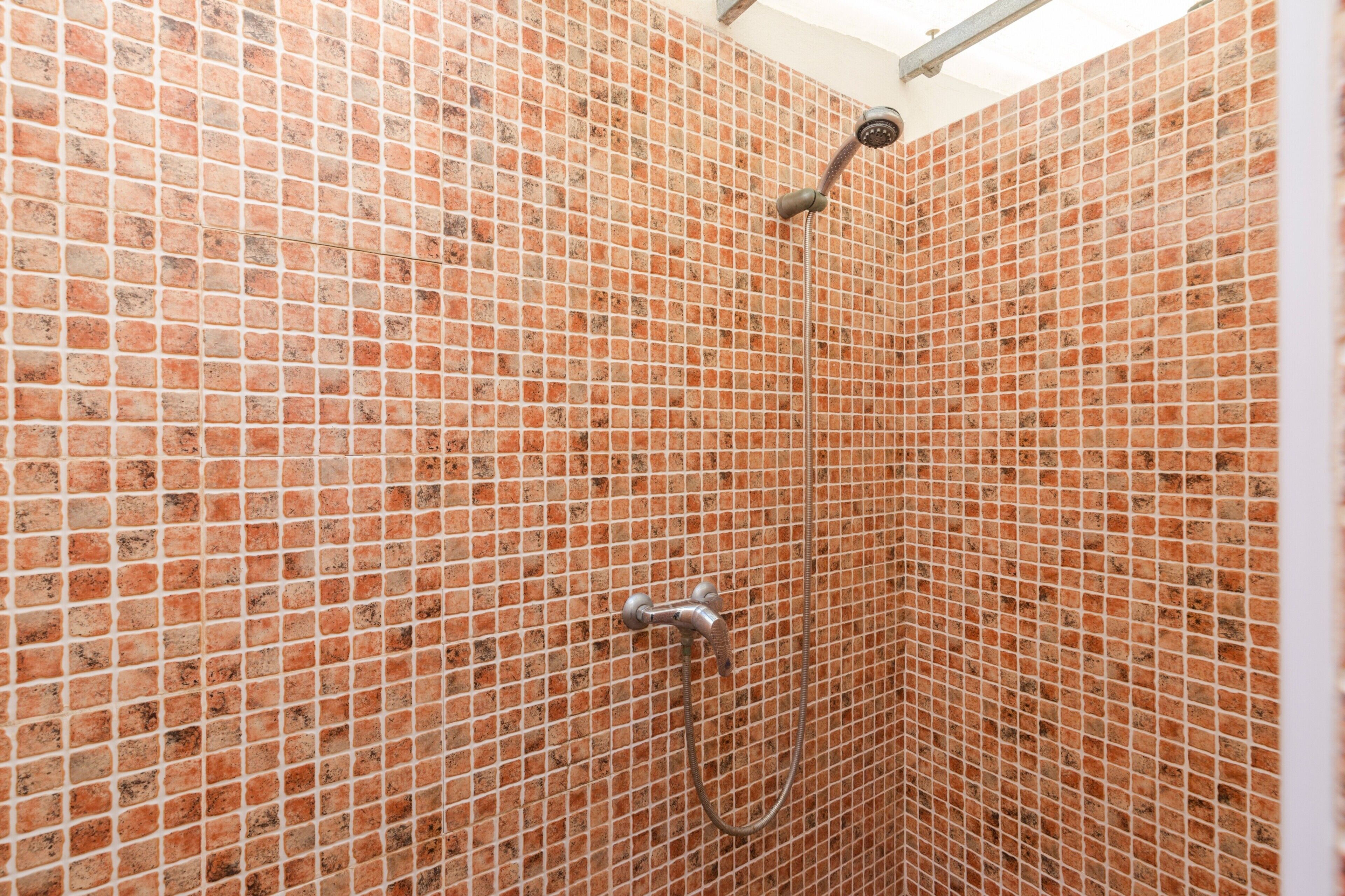 Een douche, een haardroger, handdoeken