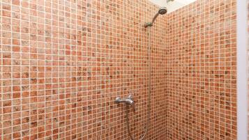 Een douche, een haardroger, handdoeken