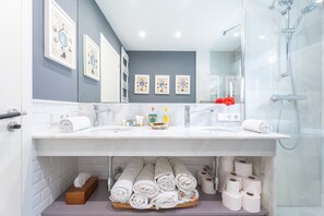 Dusche, Haartrockner, Handtücher