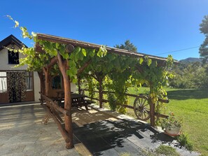Outdoor dining - Studio Apartment 'Ant Ra Prina Chiaro Pino' with Mountain View and Shared Garden (Sassello)