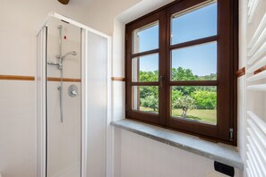 Dusche, Haartrockner, Handtücher