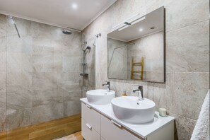 Douche, séchoir à cheveux, serviettes fournies