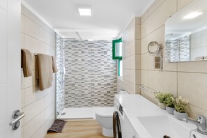 Douche, sèche-cheveux, serviettes fournies