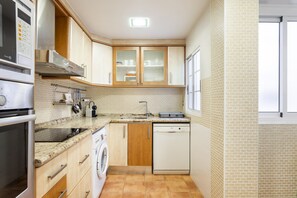 Kühlschrank, Mikrowelle, Herdplatte, Geschirrspüler