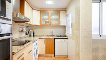 Fridge, microwave, stovetop, dishwasher