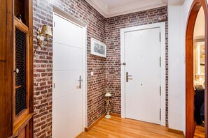 Interior - Apartment 'Cristina Center' with Balcony, Wi-Fi and Air Conditioning (València)