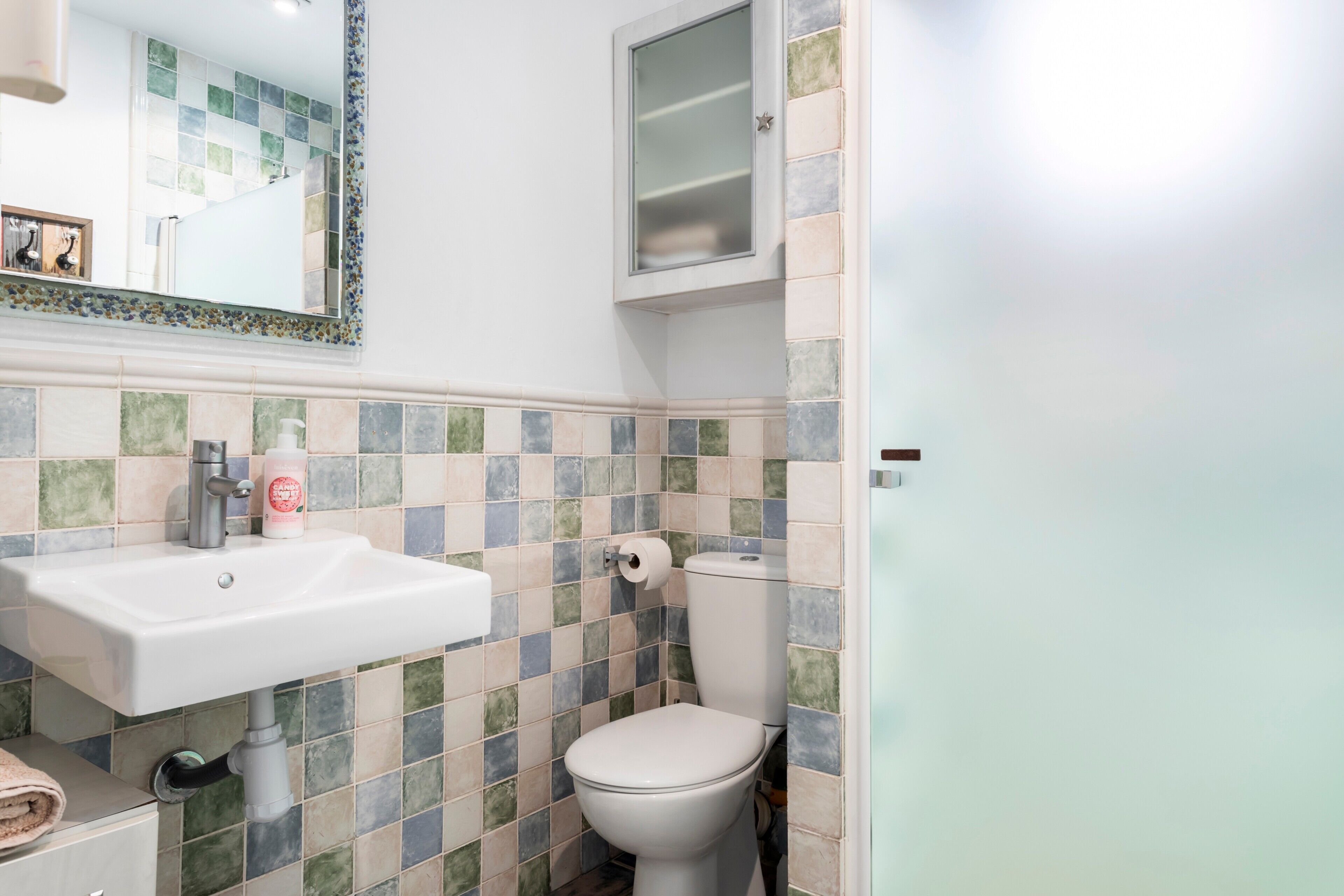 Ducha, secador de pelo y toallas