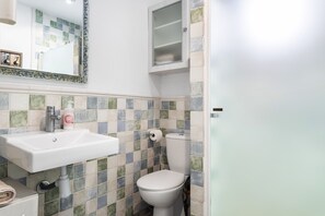 Douche, séchoir à cheveux, serviettes fournies