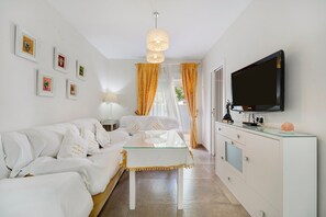 TV - Casa Blanca Apartment with Private Terrace, Balcony and Wi-Fi (Rota)