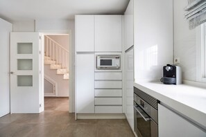 Frigorífico, microondas, horno y placa de cocina