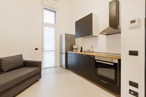 Frigorifero, microonde, forno, piano cottura
