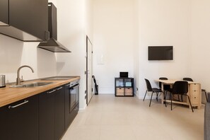 Frigorífic, microones, forn i placa de cuina 