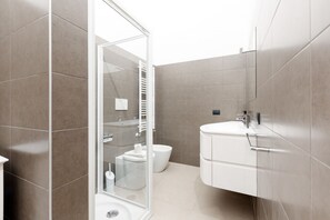 Douche, sèche-cheveux, bidet