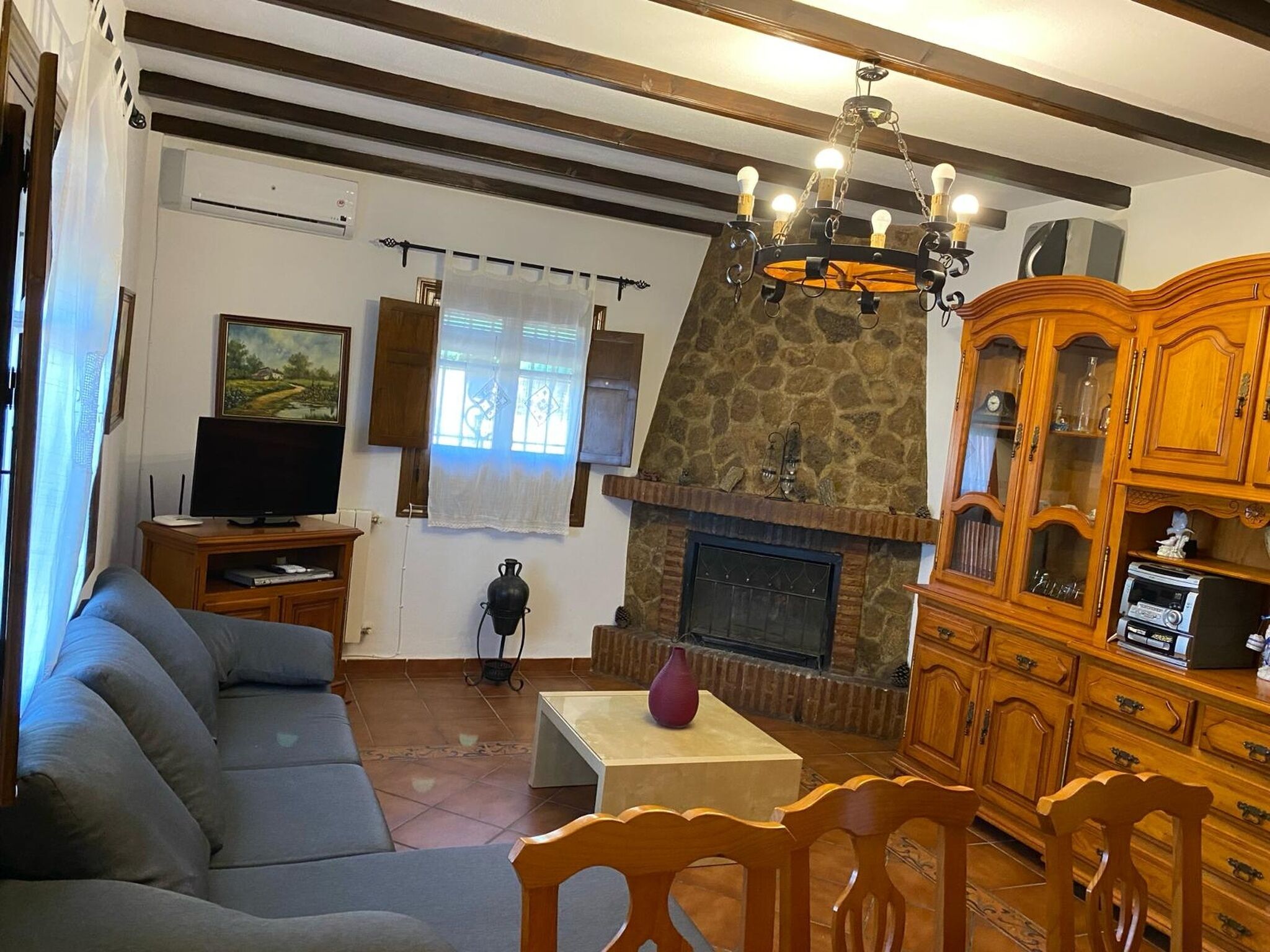 Una televisión, una chimenea, un reproductor de DVD