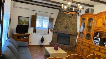 Televisión, chimenea, reproductor de DVD y estéreo