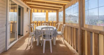 Mobile Home "Camping Les Charmettes" avec terrasse partagée et jardin privé