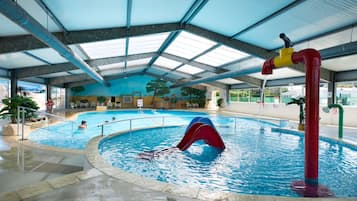 Una piscina techada, una piscina climatizada
