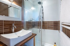 Dusche, Haartrockner, Handtücher