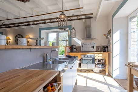 Fridge, microwave, oven, stovetop. Holiday Home 'La Bonne Descente' with Lake View, Private Terrace and Wi-Fi