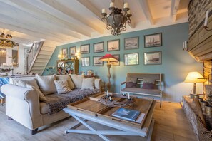 TV, fireplace - Holiday Home 'La Bonne Descente' with Lake View, Private Terrace and Wi-Fi (Fouesnant)