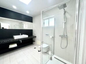 Shower, hair dryer, towels - 'Casa Marina' with Private Pool, Private Terrace and Wi-Fi (Costa Teguise)