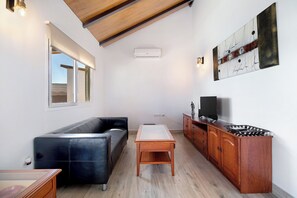 TV - Holiday country Home 'El Rincón Del Chaparral' with Private Pool, Wi-Fi and Air Conditioning (Cádiz)