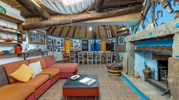 Télévision, cheminée, chaßne hi-fi