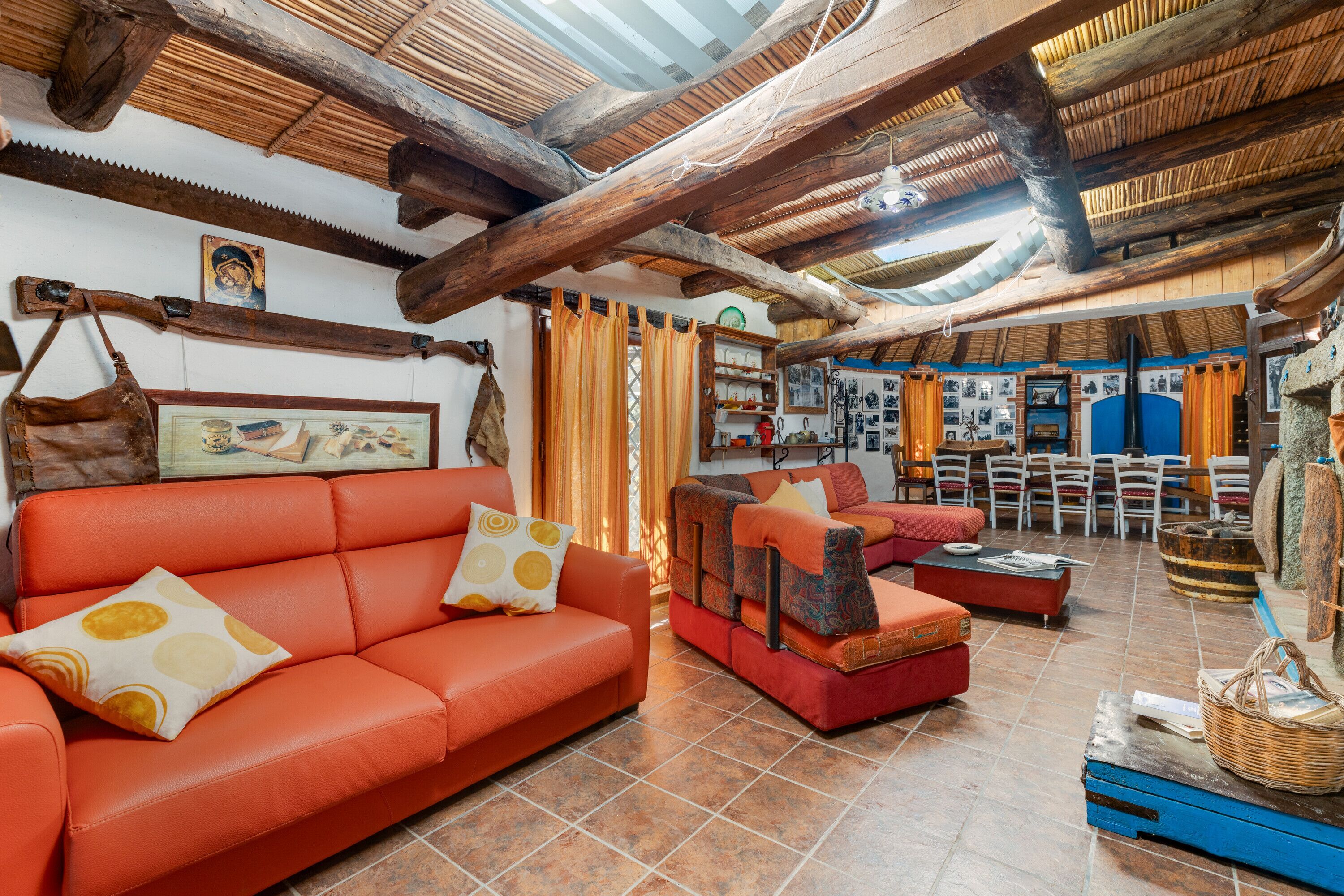 Fernseher, Kamin, Stereoanlage