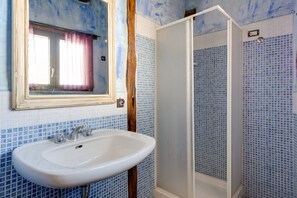 Douche, serviettes fournies