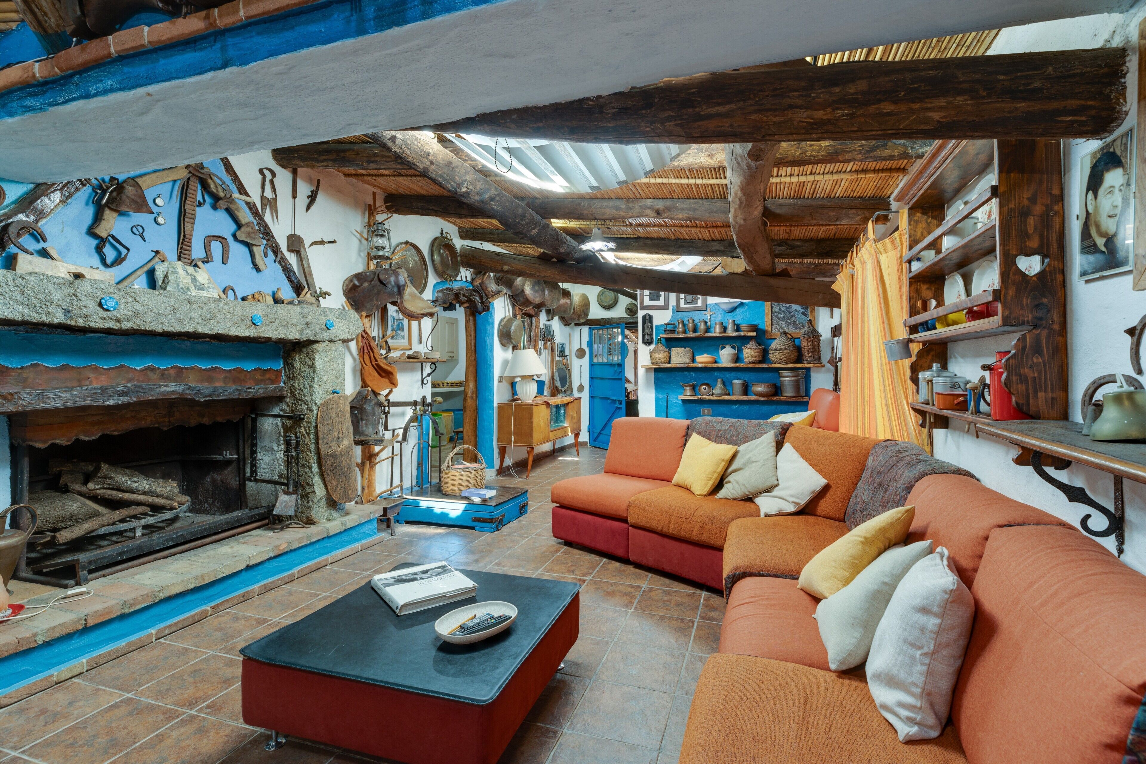 Télévision, cheminée, chaîne hi-fi