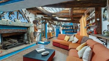 Télévision, cheminée, chaßne hi-fi