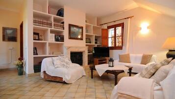 Een televisie en een open haard