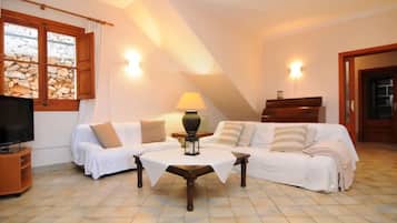 Een televisie en een open haard