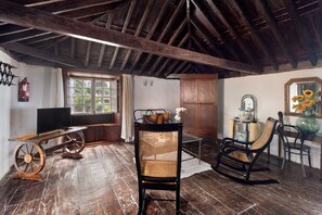 TV - Rural Vacation Home 'La Tunera' with Sea View, Private Pool and Wi-Fi (Villa de Arico)