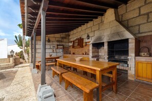 Outdoor dining - Rural Vacation Home 'La Tunera' with Sea View, Private Pool and Wi-Fi (Villa de Arico)