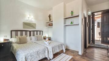 3 bedrooms, iron/ironing board, WiFi (free), bed sheets