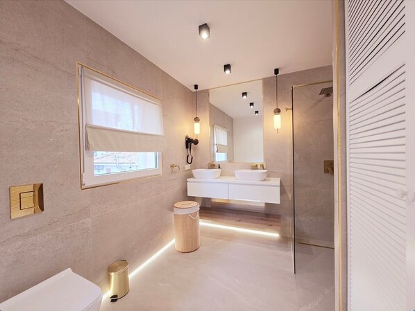 Douche, séchoir à cheveux, serviettes fournies