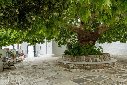 Ferienhaus 'Traditional House In Koronos' mit Bergblick, privater Terrasse und WLAN