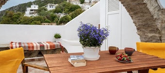 Casa de vacaciones "Casa tradicional en Koronos" con vistas a la montaña, terraza privada y Wi-Fi