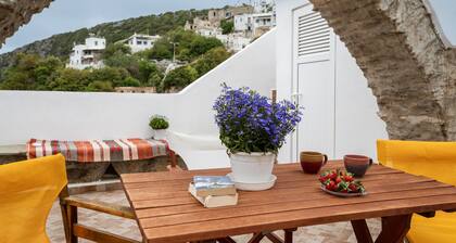 Maison de vacances 'Traditional House In Koronos' avec vue sur la montagne, terrasse privée et Wi-Fi