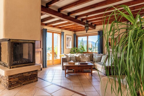 Vacation Home "Villa Ginkgo" with Lake View, 2 Private Terraces & Wi-Fi