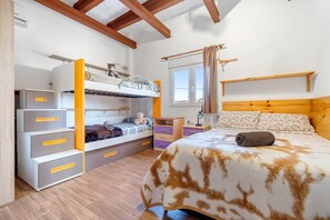 3 bedrooms, free WiFi, bed sheets, wheelchair access