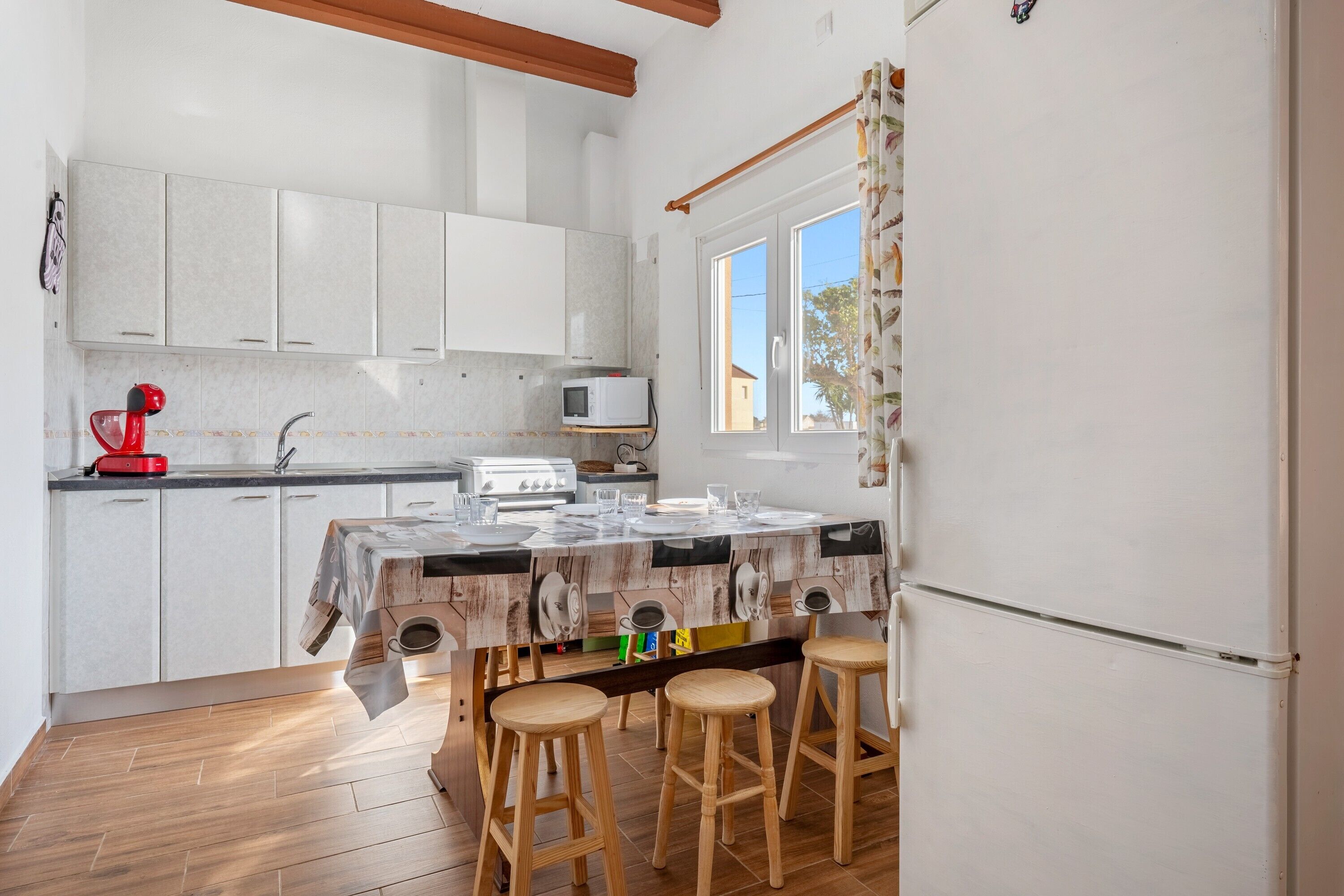 Kylskåp, mikrovågsugn, ugn och spishäll