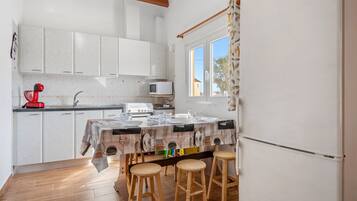 KylskÄp, mikrovÄgsugn, ugn och spishÀll